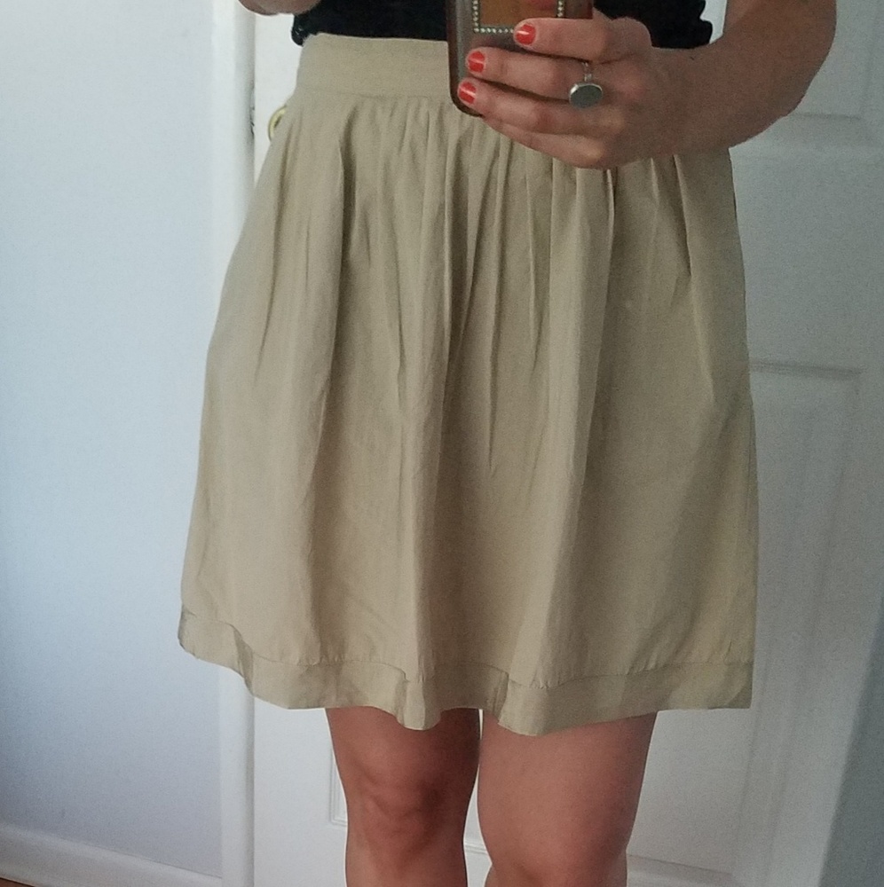 Banana Republic Beige Tan Skirt with Pockets Sz 4